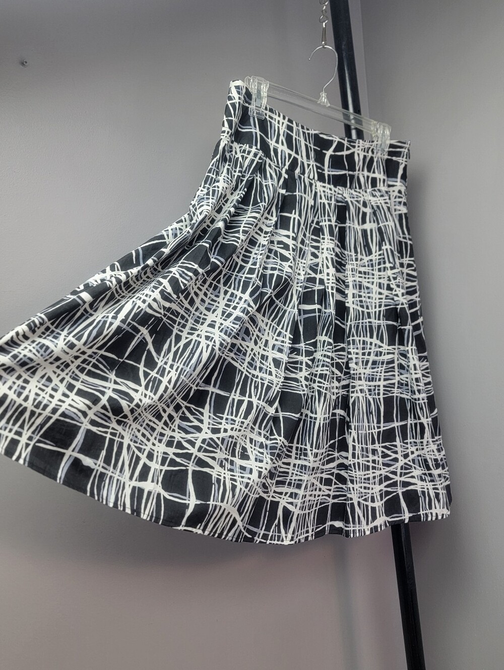 Womens Size 8 Skirt Pleated Flare Flowy Lined Abstract Black White Gray Cotton